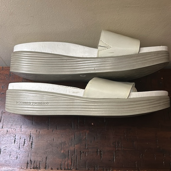 Donald Pilner Designer Sandals, white and cream, Size 7.5 - Picture 4 of 9